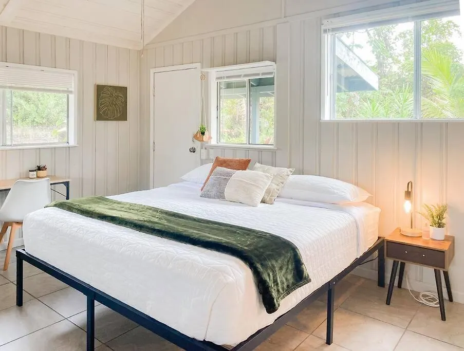 Monstera Bungalow, Spacious, King Bed, Big Kitchen Keaau Apartment