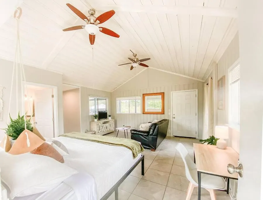 Monstera Bungalow, Spacious, King Bed, Big Kitchen Keaau